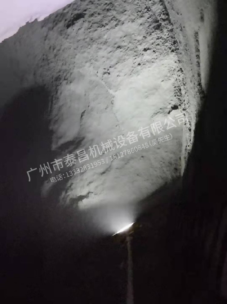 內蒙古自冶區某鋼鐵廠鐵礦粉筒倉清理案例